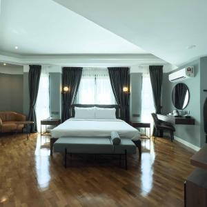 Deluxe Double Room with Balcony (Costa King Room)