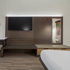 Deluxe King Room - Non-Smoking