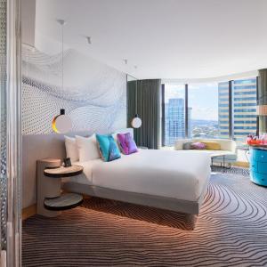 King Room with Partial River View and High Floor – Deluxe King