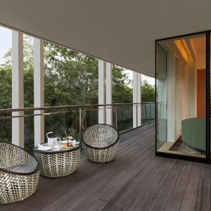 Royal Suite: 20% off on food,soft beverages, laundry & local transportation(upto 10 km); enjoy 90-min spa at 60mins spa price; BOGO offer on select beverages(5–8 pm) at Connexions Bar