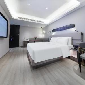 Light Double Room with Inner Window