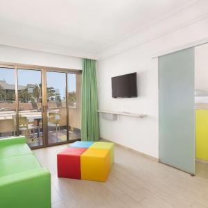  Family Suite (2 Adults + 1 Child)