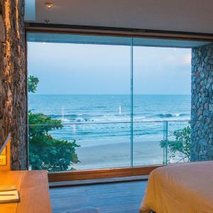 Luxury Villa with Oceanfront Pool