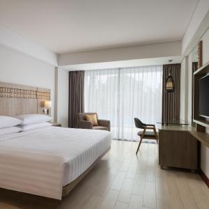 Deluxe King Room with Terrace and Free Shuttle Service to Double-Six Beach