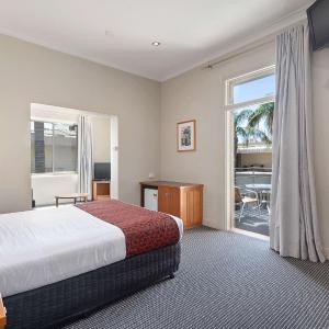 Queen Suite with Balcony - Non-smoking