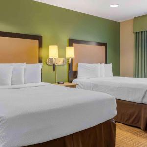 Deluxe Studio with Two Double Beds - Non-Smoking