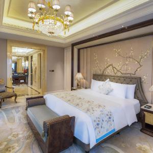 Deluxe Suite with Lake View