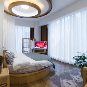 Deluxe Round Bed Room