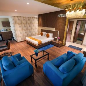 King Studio with Sofa Bed
