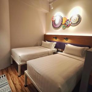 Standard Studio Twin with Private Bathroom (Window)