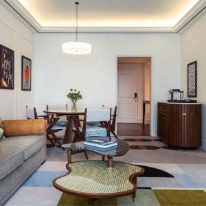 Family 2 Bedroom Sea View Suite with Balcony, 1 King, 2 Queens & Sofa Bed, Dubai Airport Transfers, Happy Hour, Afternoon Tea, Club Lounge & Jungle Bay Waterpark Access