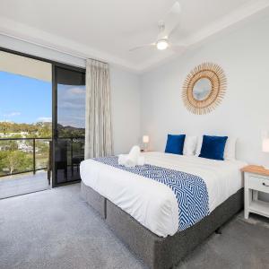 Superior 3 b/r apartment balconies with both ocean and lake views