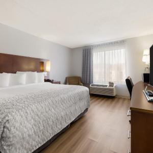 King Room - Non Smoking/Interior Hall/Exterior Hall