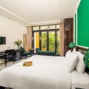 Deluxe Double Room Garden or City View with Balcony and Bathtub
