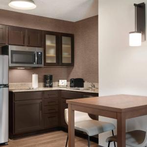 One-Bedroom Queen Suite with Sofa Bed and Adapted Tub - Mobility and Hearing Accessible