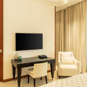 Premier Junior Suite, Executive Lounge Access, Afternoon Tea & Happy Hour,  Complimentary Resort Beach & Pool Access, Airport Transfer from Dubai Airport,1 King