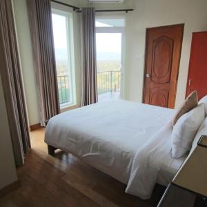 Junior Suite with Bathtub - River & Mountain View