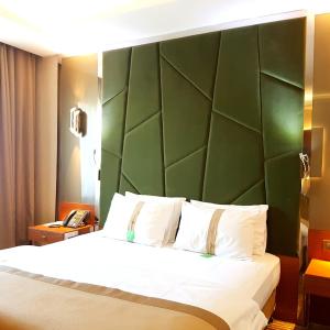 Standard King Room - Non-Smoking 