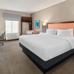 King Room with Accessible Tub - Mobility and Hearing Access/Non-Smoking