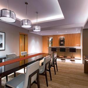 1 Bedroom Larger Suite, 1 King, Club lounge access