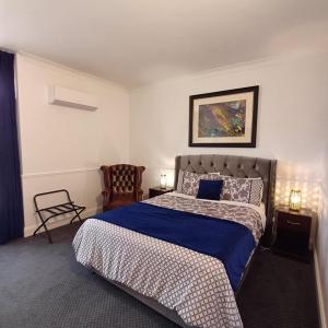 Queen Room with Courtyard
