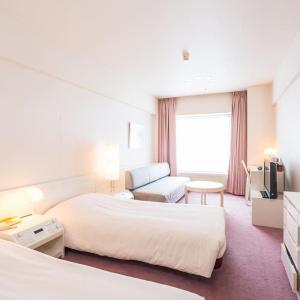 Twin Room with Ski Run View - Non-Smoking Wing 6