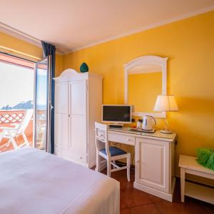 Deluxe Double Room with Balcony and Sea View