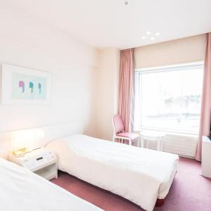 Twin Room with River Side View - Non-Smoking Wing 6