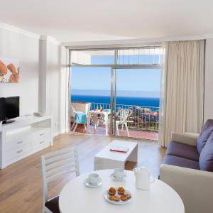Family Room (4 Adults + 2 Children)