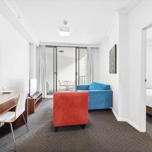 Executive One-Bedroom Apartment with Balcony (Limited Housekeeping)