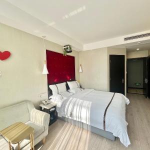 Deluxe Queen Movie Room  