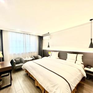  Deluxe Zero Pressure King Room