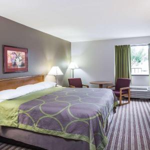 Deluxe King Suite - Non-Smoking