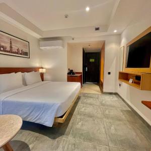 Deluxe King Room - Non-Smoking