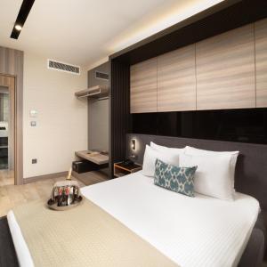 Deluxe Suite with Kitchen
