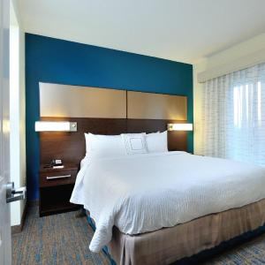 One-Bedroom King Suite with Sofa Bed - Hearing Accessible