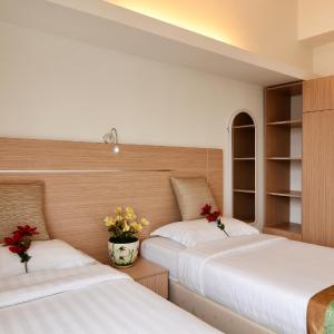 Middle Room (Shared Bathroom - Co-Living)
