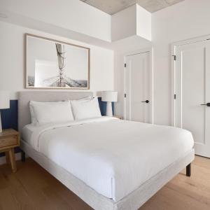 202 - 2nd Floor Deluxe studio, Queen Bed, Main street View