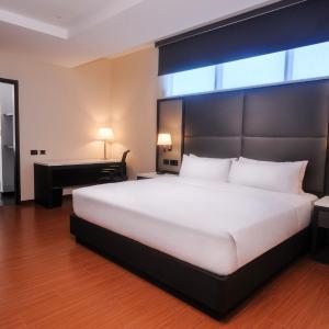 One-Bedroom King Suite