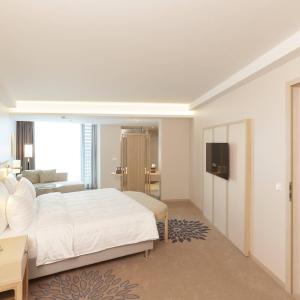 One Bedroom King Suite with View