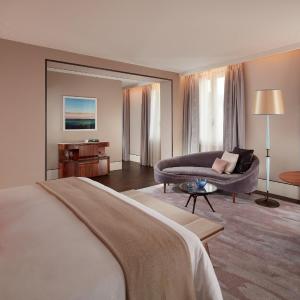 Astor Junior King Suite with City View