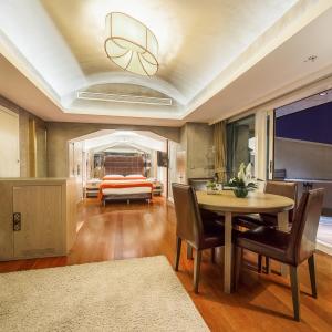 Suite with Terrace and Bosphorus View