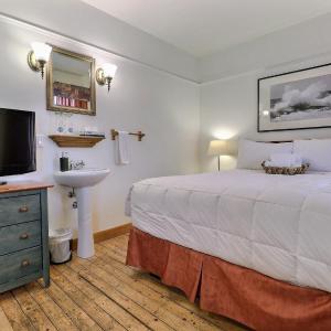 Queen Room with Shared Bathroom