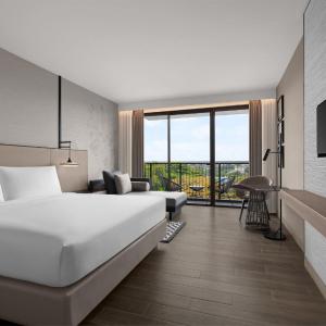 Deluxe King Room with Balcony