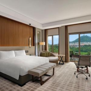Golf View, Deluxe Guest room, 1 King, Golf view, Balcony