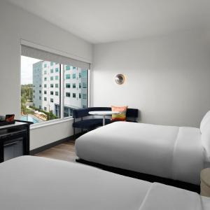 Queen Room with Tub - Mobility Accessible