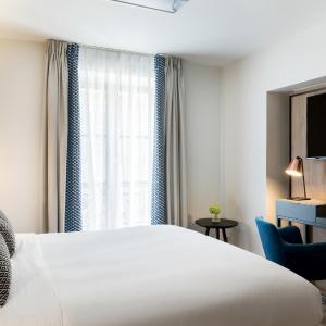 La Petite Queen Room