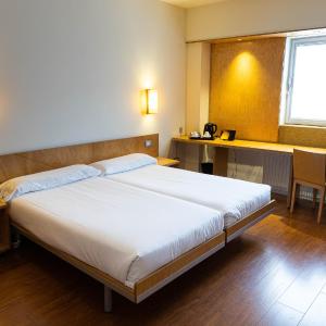 2 Single Beds