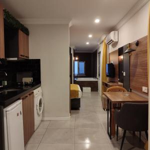 Studio with Spa Bath