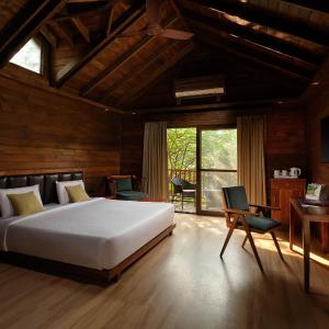 King Room with Balcony - 20% off on F&B, 20% off on Spa and Laundry, Happy Hours from 11 AM to 7 PM